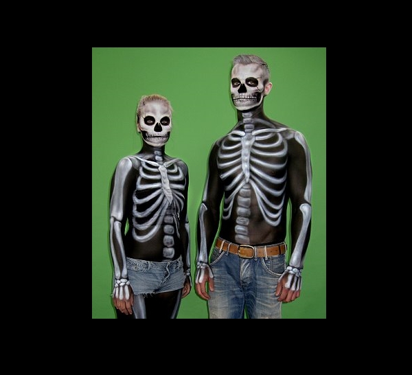 Halloween Bodypainting Skelette