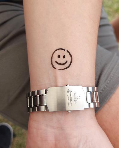 Airbrush Tattoo Smiley